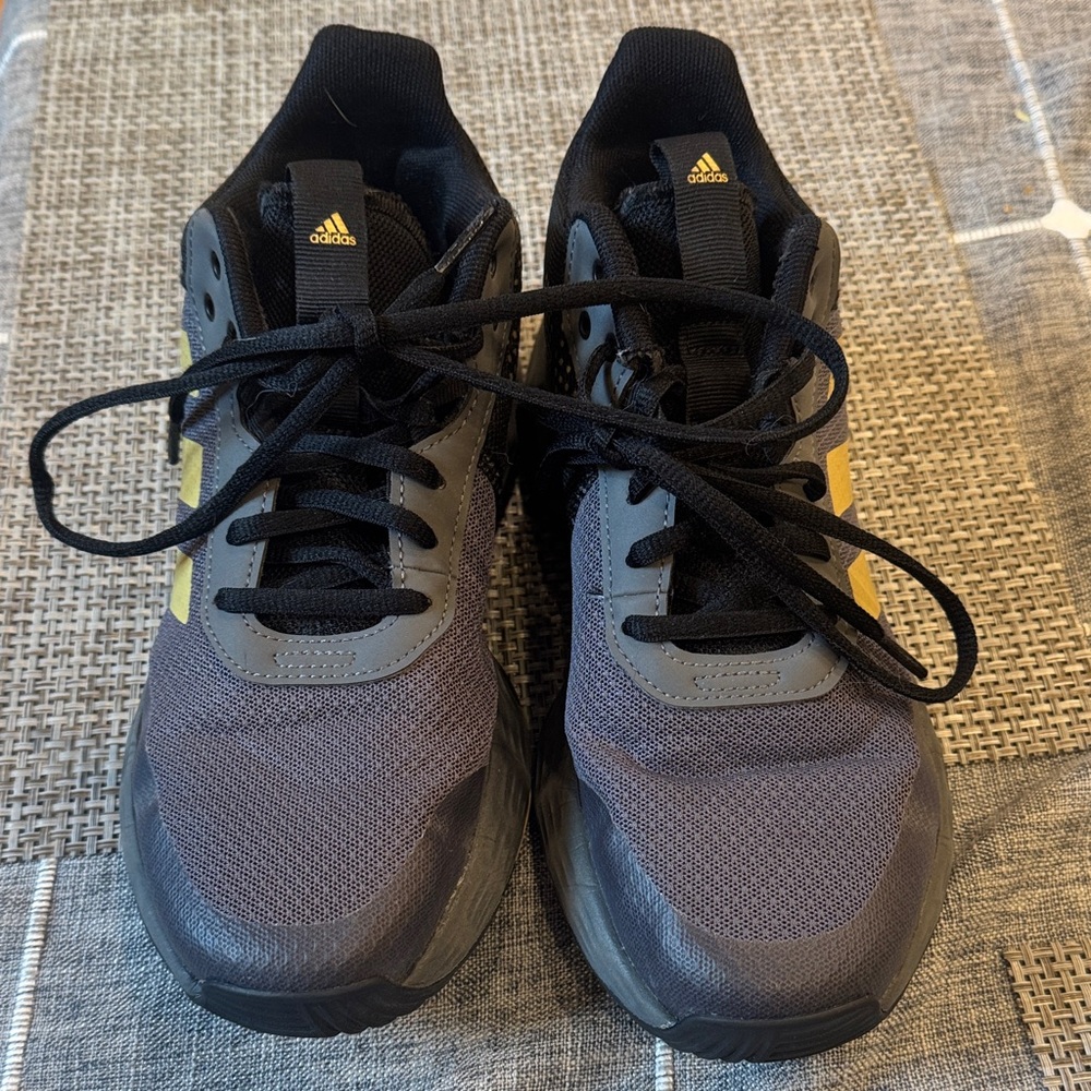 Boys pre worn Adidas Black and Gray basketball sneakers. Size 6